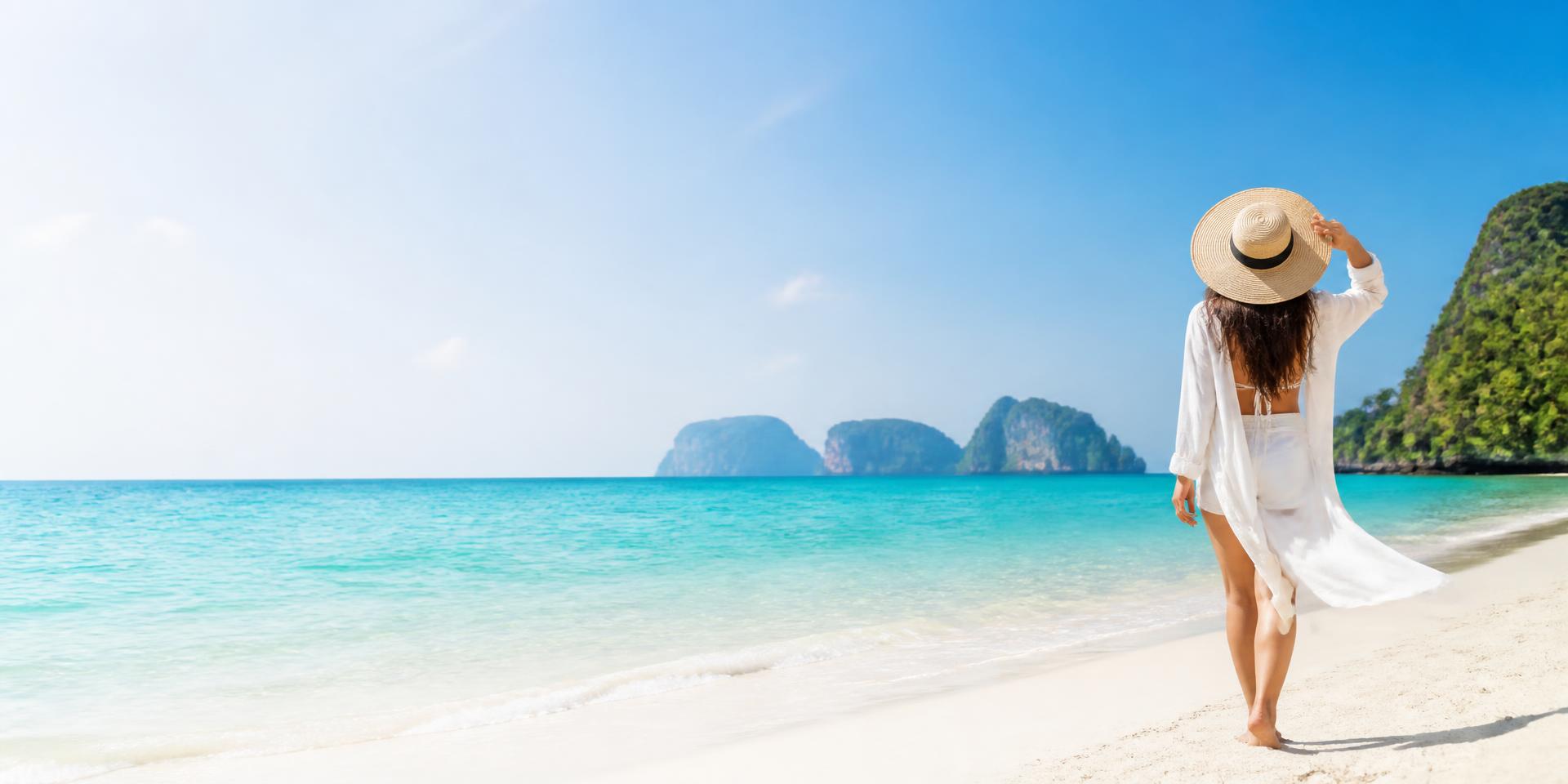 Praia tropical de águas claras